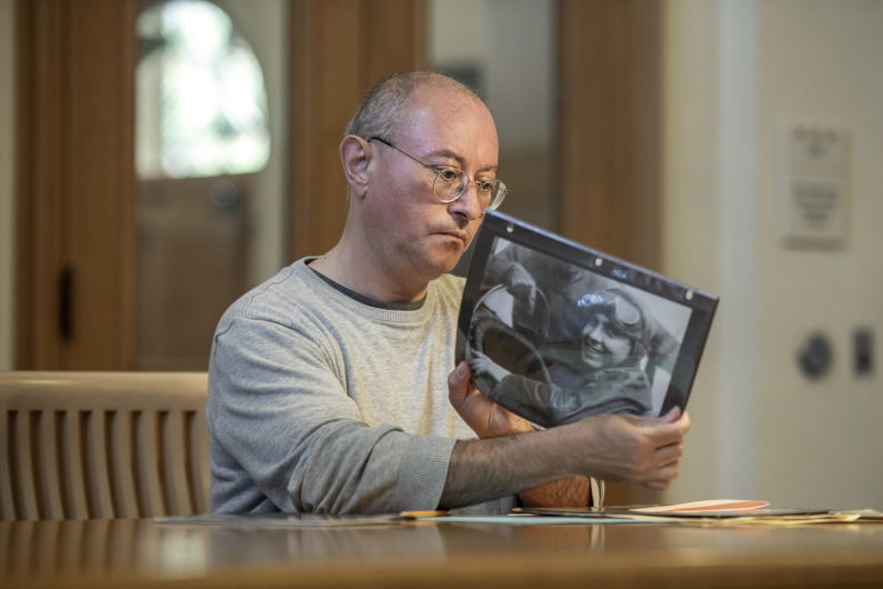 Ilias Chrissochoidis with photo of Skouras