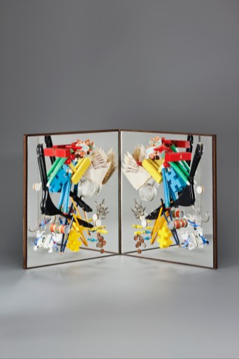 Spoerri_midres Daniel Spoerri, "Multiplicateur d’art (Art multiplier) or Spiegelobjekt (Mirror object)," 1964. Two mirrors on hinged wood boards with pairs of found objects. Published by Edition MAT / Galerie Der Spiegel, Cologne. Courtesy Kern Collection, Großmaischeid, Germany. © 2019 Artists Rights Society (ARS), New York / ProLitteris, Zurich.