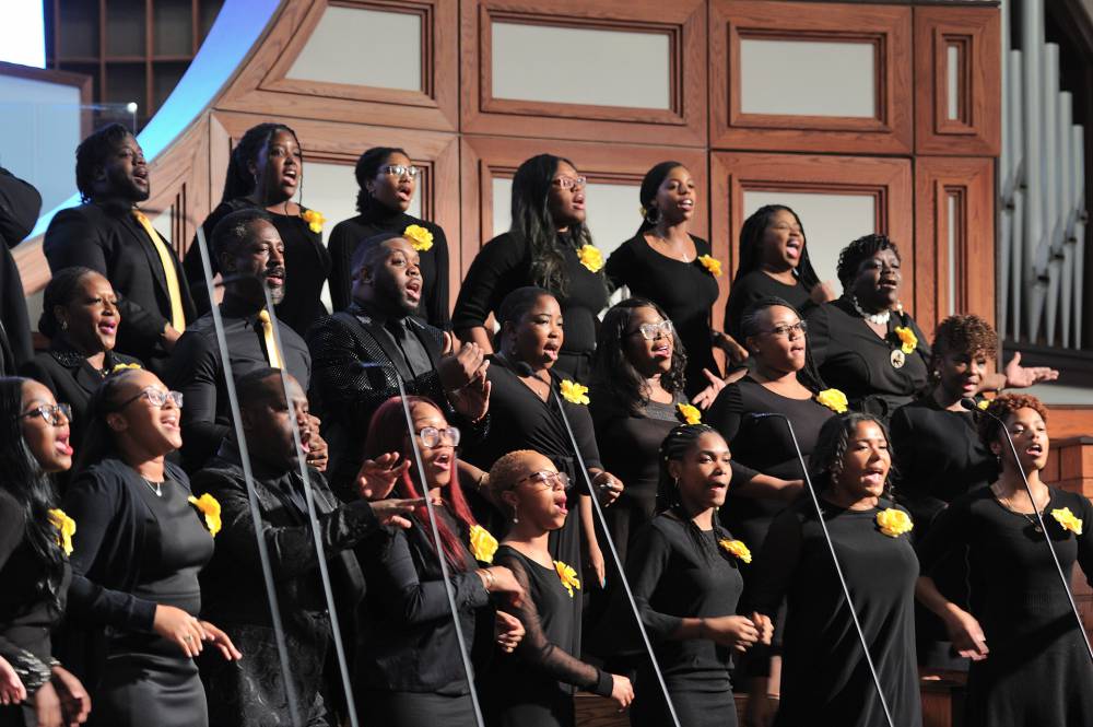 Chorale ensemble performing.